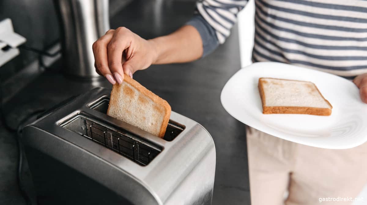 Eine Frau toastet einen Toast